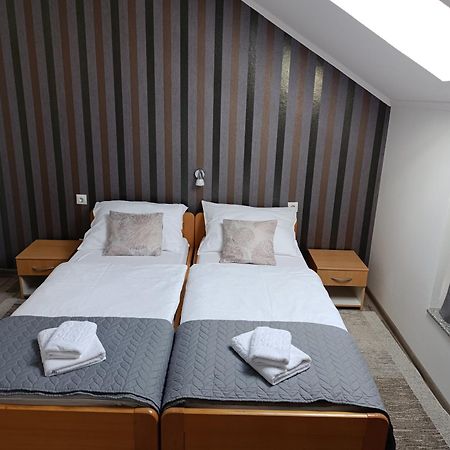 Guest House Toic Korenica Bagian luar foto